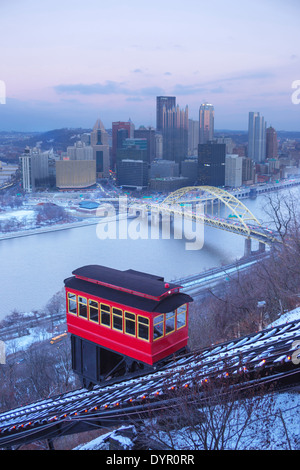 DUQUESNE INCLINE ROTE CABLE CAR MOUNT WASHINGTON PITTSBURGH SKYLINE PENNSYLVANIA USA Stockfoto