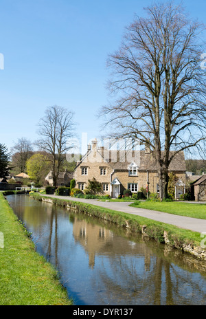 Ferienhäuser in Cotswold Dorf von Lower Slaughter Stockfoto