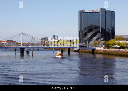 Blick nach Westen auf das Crowne Plaza Hotel und Bell's Bridge über den Fluss Clyde, Glasgow, Schottland, Großbritannien Stockfoto