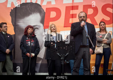 Mailand, Lombardei, Italien. 23. April 2014. Curzio Maltese während der Präsentation von Italiens Tsipras Liste in Piazza Affari (Mailänder Börse), am 23. April 2014. © Adamo Di Loreto/NurPhoto/ZUMAPRESS.com/Alamy Live-Nachrichten Stockfoto