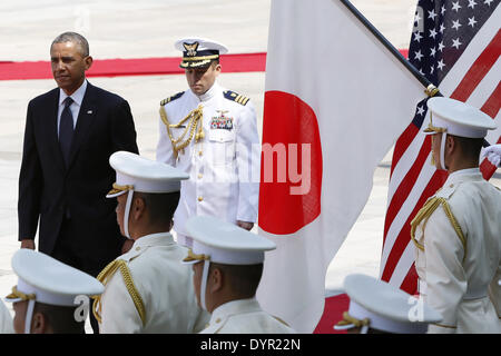 Tokyo, TOKYO, JAPAN. 24. April 2014. US-Präsident Barack Obama (L) inspiziert eine Ehrenwache während einer Willkommenszeremonie am Kaiserpalast in Tokio 24. April 2014. Bildnachweis: Yuya Shino/Jana Press/ZUMAPRESS.com/Alamy Live-Nachrichten Stockfoto