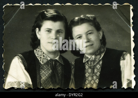 UdSSR - ca. 1954: Ein antikes Foto zeigt Studioportrait zwei womans. Stockfoto