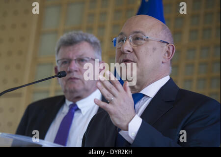 Paris, Frankreich. 23. April 2014. French Finance Minister Michel Sapin (R) und Haushaltsminister Junior Christian Eckert besuchen eine Pressekonferenz, die französische Regierung Landegestell Programm 2014-2017 an das Wirtschaftsministerium in Paris am 23. April 2014 zu präsentieren. Frankreich soll das öffentliche Defizit in der EU-Grenzwert von 3,0 Prozent des Ausgangs nächstes Jahr, nach dem Schneiden auf 3,8 Prozent in diesem Jahr verringern die Regierung sagte am Mittwoch in eine Reihe von Maßnahmen um die öffentlichen Finanzen zu stabilisieren. (Foto/Zacharie Scheurer) © Zacharie Scheurer/NurPhoto/ZUMAPRESS.com/Alamy Live-Nachrichten Stockfoto