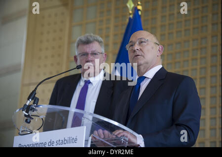 Paris, Frankreich. 23. April 2014. French Finance Minister Michel Sapin (R) und Haushaltsminister Junior Christian Eckert besuchen eine Pressekonferenz, die französische Regierung Landegestell Programm 2014-2017 an das Wirtschaftsministerium in Paris am 23. April 2014 zu präsentieren. Frankreich soll das öffentliche Defizit in der EU-Grenzwert von 3,0 Prozent des Ausgangs nächstes Jahr, nach dem Schneiden auf 3,8 Prozent in diesem Jahr verringern die Regierung sagte am Mittwoch in eine Reihe von Maßnahmen um die öffentlichen Finanzen zu stabilisieren. (Foto/Zacharie Scheurer) © Zacharie Scheurer/NurPhoto/ZUMAPRESS.com/Alamy Live-Nachrichten Stockfoto