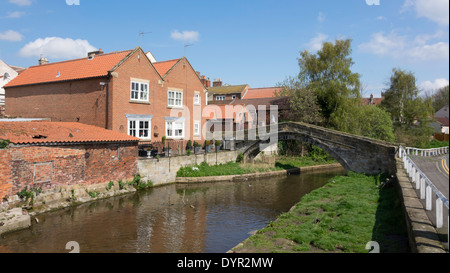 17C Pack Pferd Brücke über den Fluss Leven in Stokesley North Yorkshire, entlang der alten Lastesel aus Durham nach York Stockfoto