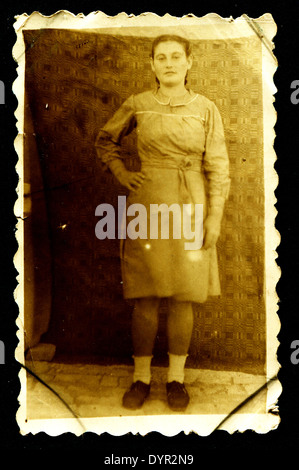 UdSSR - ca. 1946: Ein antikes Foto zeigt Porträt einer jungen Frau. Stockfoto