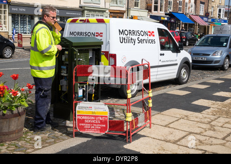 Arbeiten bei einer Breitbandverbindung in einem Schrank in North Yorkshire Marktflecken Straßenrand Fernmeldetechniker Stockfoto