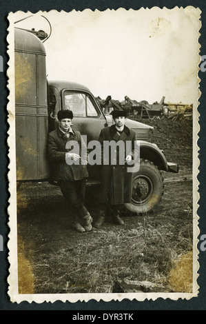 UdSSR - ca. 1954: Eine antike Foto zeigt zwei Männer Stand in der Nähe von einem LKW, 1954 Stockfoto