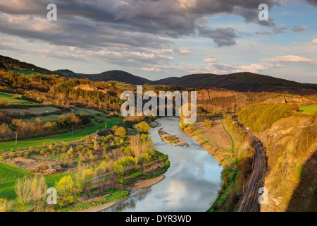 Blick vom Berg ins Tal mit Fluss Berounka Stockfoto