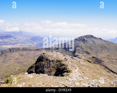 Blick auf den Yr Aran Berg vom Mt Snowdon Allt Maenderyn oder Südkamm Pfad in den Bergen des Snowdonia National Park, Gwynedd, North Wales, UK Stockfoto