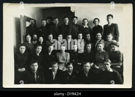 UdSSR - ca. 1954: Ein antikes Foto zeigt Gruppenbild der sowjetischen Menschen, 1954 Stockfoto