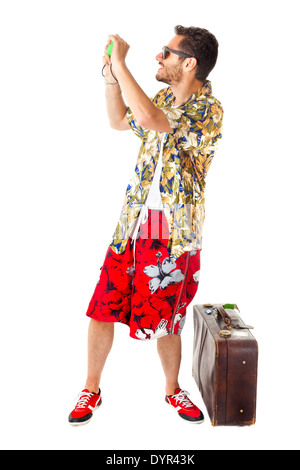 eine junge, attraktive Männchen in einem bunten Outfit bereit, als Stereotyp Tourist Reisen Stockfoto