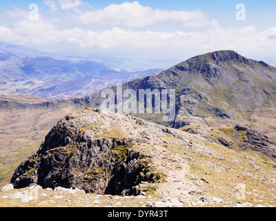 Blick auf den Yr Aran Berg vom Mt Snowdon Allt Maenderyn oder Südkamm Pfad in den Bergen des Snowdonia National Park, Gwynedd North Wales Großbritannien Stockfoto