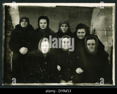 UdSSR - ca. 1954: Eine antike Foto zeigt Gruppenporträt einer Frau Stockfoto