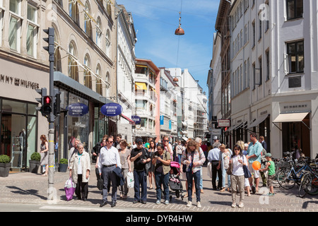 Beschäftigt Straßenszene mit Menschen warten, um eine Straße zu überqueren, auf einer der längsten Fußgängerzonen Europas. Strøget Kopenhagen Dänemark Stockfoto