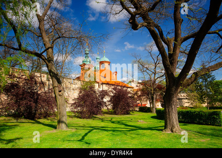 Heiligen Laurentius Kirche in Frühlingspark am Petrin-Hügel in Prag Stockfoto