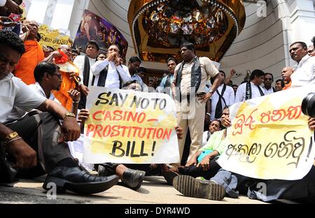 Colombo, Sri Lanka. 24. April 2014. Anhänger der Sri-Lankischen Hauptopposition halten Banner, wie sie außerhalb einer Casino in Colombo, Sri Lanka, am 24. April 2014 protestieren. Die Opposition gegen Regierung, die Zugeständnisse an drei separate Casino-Entwicklungen mit ausländischen Investitionen gewähren will. Bildnachweis: P.Karunaratne/Xinhua/Alamy Live-Nachrichten Stockfoto