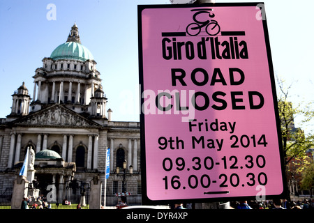 Donegall Place, Belfast, UK 24. April 2014. Ein Giro d ' Italia Straße geschlossen 9. Mai 2014 gegenüber der Belfast City Hall anmelden. Stockfoto