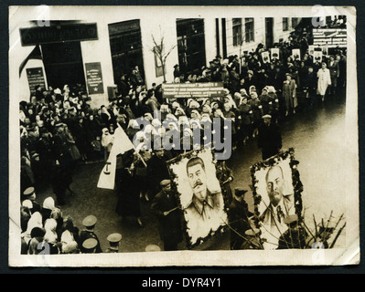 UdSSR - ca. 1. Mai 1954: Vintage Foto zeigt International Workers' Day. Menschen haben ein Bild von Lenin und Stalin, 1. Mai 1954 Stockfoto