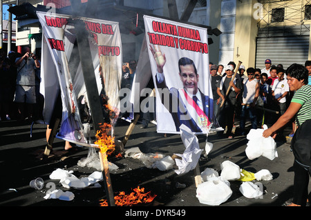 Ollanta Humala Bild brennen - National Strike - Plaza de Armas in IQUITOS. Abteilung von Loreto. Peru Stockfoto