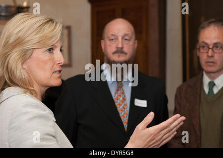 Lollapalooza, Gloucestershire, UK. 24. April 2014. HRH die Gräfin von Wessex plaudert, Freeminers der Forest of Dean Credit: David Broadbent/Alamy Live News Stockfoto