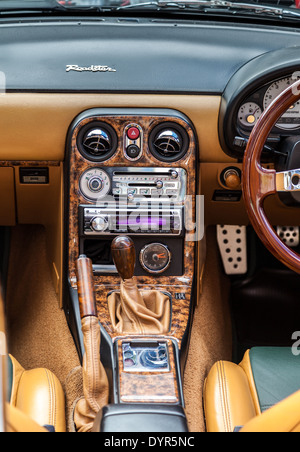 Innenansicht eines Oldtimers Roadster mit Plüsch Ledersitze und Armaturenbrett Stockfoto