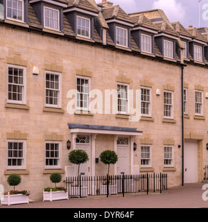 Reihe von neuen Build Stein Reihenhäuser Stadt im georgianischen Stil, Stamford, Lincolnshire, England, UK Stockfoto