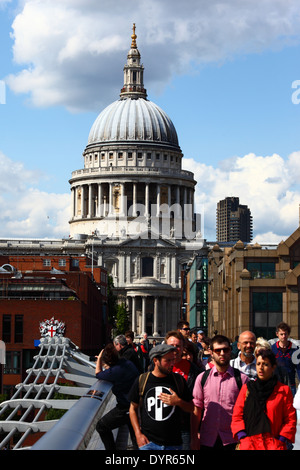 Menschen zu Fuß über London Millennium Fußgängerbrücke, Kuppel der St. Paul Kathedrale im Hintergrund, London, England Stockfoto