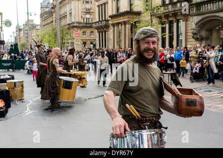 Schottische Gruppe Clanadonia als Straßenmusikant in Buchanan Street, Glasgow, Scotland, UK Stockfoto