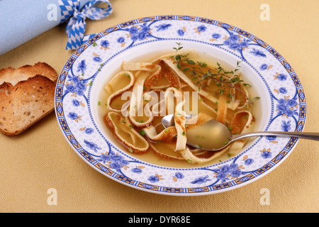 Pfannkuchen-Suppe in blaue Platte, Essen, Nahaufnahme Stockfoto