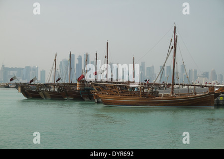 Doha Stadtbild auf dem Hintergrund der Dhaus angedockt im Hafen von Doha in Katar. Bildnachweis: David Mbiyu/Alamy Live-Nachrichten Stockfoto