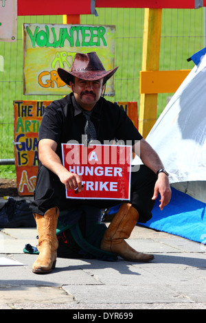 Protestler mit Plakat „Hungerstreik“ und Zigarre beim Parliament Square Peace Campaign / Brian Haw Peace Camp, Westminster, London, Großbritannien Stockfoto