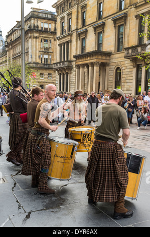 Schottische Gruppe Clanadonia als Straßenmusikant in Buchanan Street, Glasgow, Scotland, UK Stockfoto