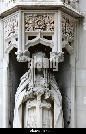 Detail der Statue über dem Eingang des Middlesex Guildhall-Gebäudes, dem Sitz des Obersten Gerichtshofs und des Privy Council, Westminster, London, England Stockfoto