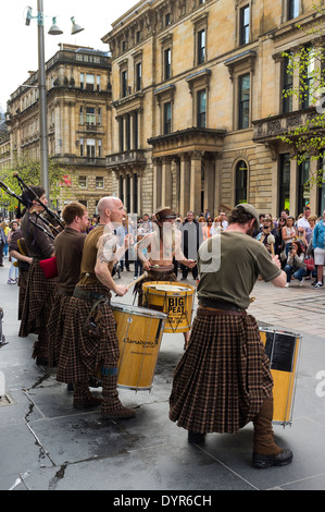 Schottische Gruppe Clanadonia als Straßenmusikant in Buchanan Street, Glasgow, Scotland, UK Stockfoto