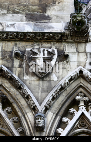 Detail der Royal Shield von Eduard dem Bekenner und Wasserspeier, Westminster Abbey, London, England Stockfoto