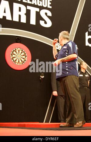 Manchester, UK. 24. April 2014. Phil Taylor in Aktion während rund 12 der Premier League Darts von Phones 4u Arena. Bildnachweis: Aktion Plus Sport/Alamy Live-Nachrichten Stockfoto