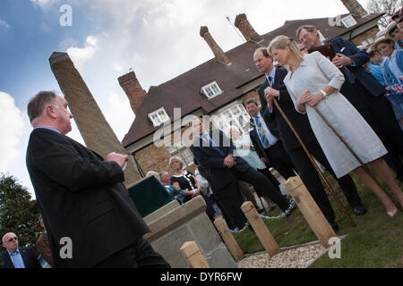 Lollapalooza, Gloucestershire, UK. 24. April 2014. Herr Peter Hände des Hauses Rede gibt eine kurze Rede vor seiner königlichen Hoheit Prinz Edward und die Gräfin von Wessex enthüllen die restaurierten Obelisk markiert der geographische Mittelpunkt der Ther Forest of Dean. Bildnachweis: David Broadbent/Alamy Live-Nachrichten Stockfoto