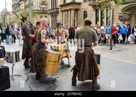 Schottische Gruppe Clanadonia als Straßenmusikant in Buchanan Street, Glasgow, Scotland, UK Stockfoto