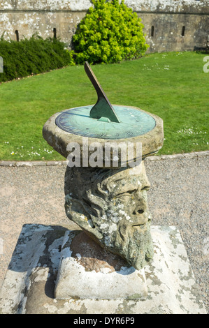 Rednerpult Sonnenuhr auf einem geschnitzten Kopf eines Mannes, des 19. Jahrhunderts auf dem öffentlichen Gelände des Culzean Castle, Ayrshire, Schottland, UK Stockfoto