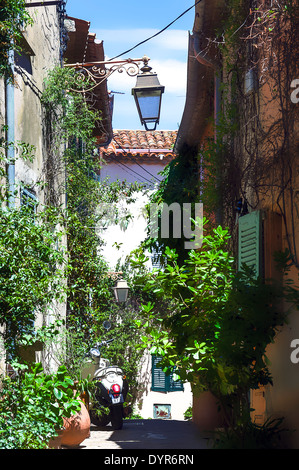 Europa, Frankreich, Ramatuelle var. Typische Gasse in das Dorf. Stockfoto