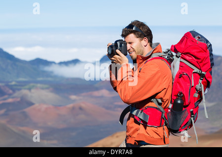 Fotografen fotografieren im Freien auf Wandertour. Outdoor-Naturfotografie. Stockfoto