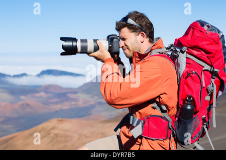 Fotografen fotografieren im Freien auf Wandertour. Outdoor-Naturfotografie. Stockfoto