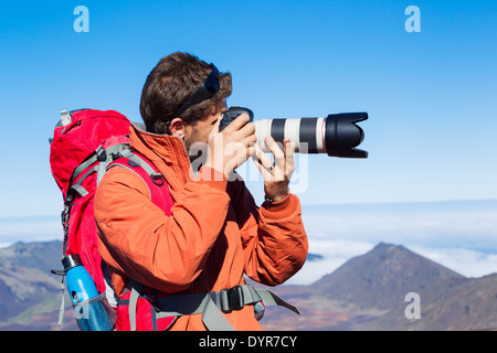 Fotografen fotografieren im Freien auf Wandertour. Outdoor-Naturfotografie. Stockfoto