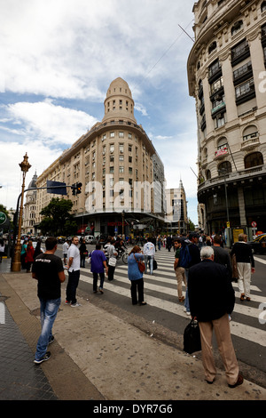 Menschen überqueren Calle Florida Edificio Bencich und südlichen Ende der Calle Florida Innenstadt von Buenos Aires Argentinien Stockfoto