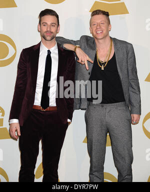 23. April 2014 - diskutierten Grammy-Gewinner Rap Produzent RYAN LEWIS Macklemore seine Mutter Julie 30-Jahr-Schlacht mit HIV heute auf "An diesem Morgen." Er sprach auch über die Familie 30/30-Projekt, das die Ursache der HIV-Therapie in benachteiligten Gemeinden zugänglich zu machen, auf der ganzen Welt unterstützt. Bild: 5. Dezember 2013 kommen - Los Angeles, Kalifornien, USA - Ryan Lewis und Rapper Macklemore für den Grammy Nominierung Konzert 2013 im Nokia Theater. (Kredit-Bild: © Lisa O'Connor/ZUMAPRESS.com) Stockfoto