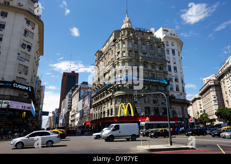 McDonalds in Vertrauen Joyero Relojero Gebäude an Ecke Av Corrientes und Diagonal Norte im Avenida 9 de Julio Buenos Aires Arg Stockfoto