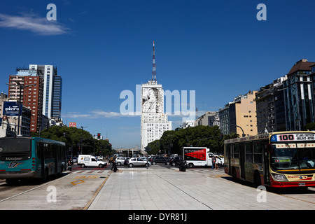 Bereich und Bus Fußwege in der Mitte der Avenida 9 de Julio Buenos Aires Argentinien Stockfoto