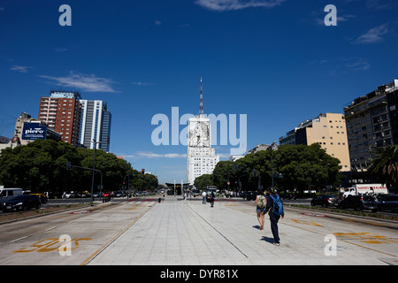 Bereich und Bus Fußwege in der Mitte der Avenida 9 de Julio Buenos Aires Argentinien Stockfoto