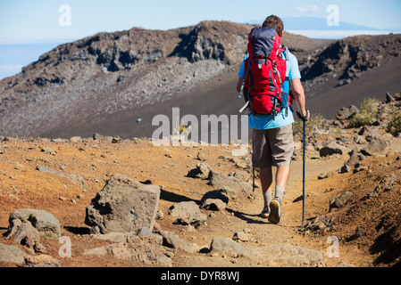 Wanderer mit Rucksack in den Bergen Stockfoto